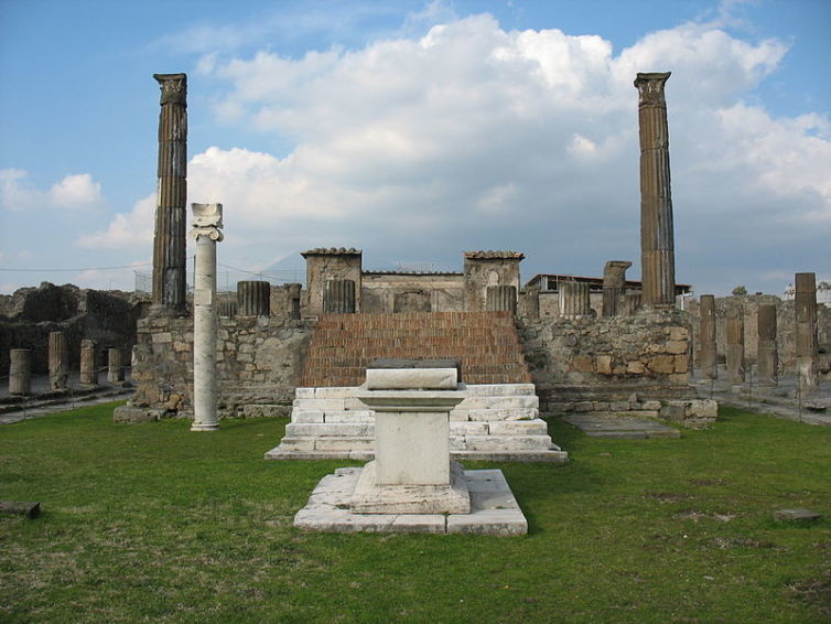 Pompeii_-_Temple_of_Apollo
